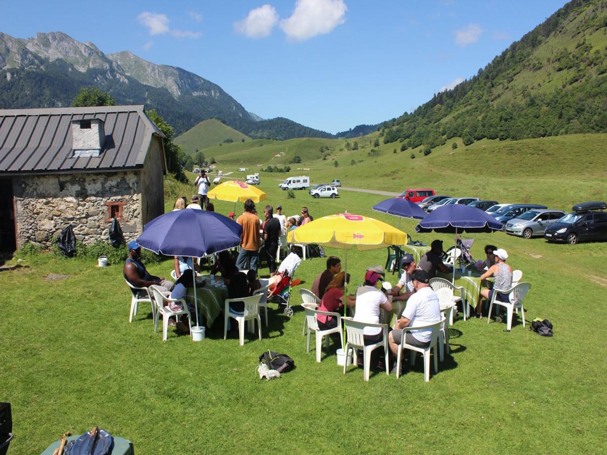 Auberge De La Vallee D'Ossau Izest Exterior photo